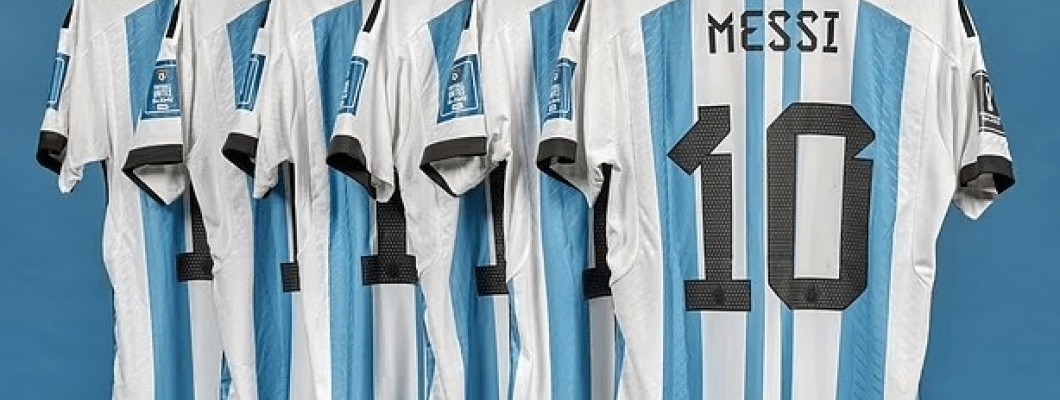 6 camisas e troféus do Messi em leilão!
